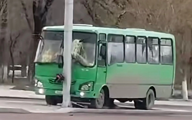 Автобус врезался в опору светофора в Темиртау