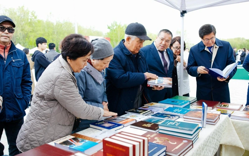 Atyraýda bilim salasynyń qyzmetkeri mektepterge 5000 kitap syıǵa tartpaq