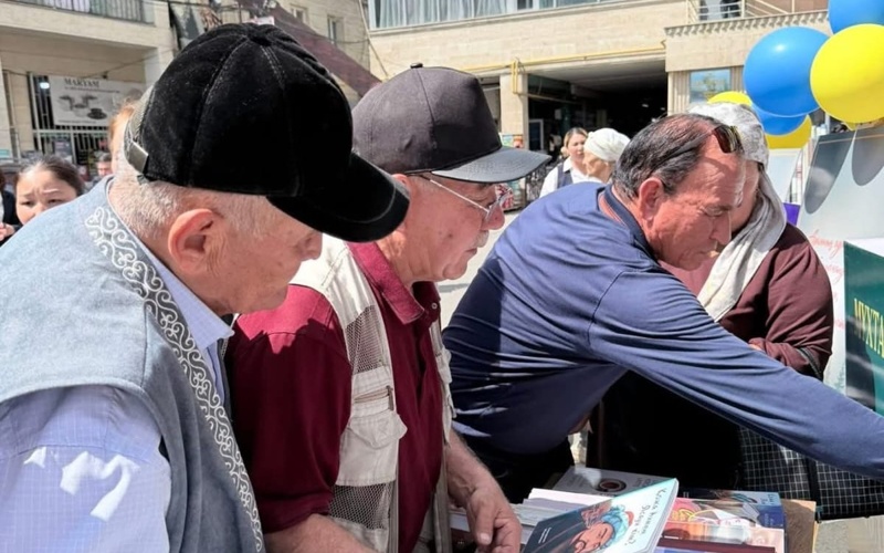 120 книг бесплатно раздали в Туркестане в честь Национального дня книги