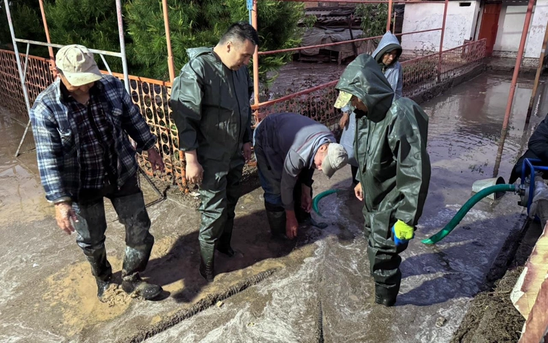 Кентауда нөсер жауыннан кейін көшелер мен аулаларды су басып қалды