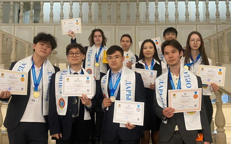 Elordanyń mektep oqýshylary bilim dodasynda 4 altyn medal jeńip aldy