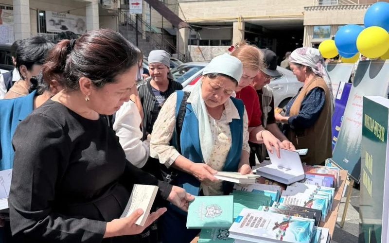 120 книг бесплатно раздали в Туркестане в честь Национального дня книги
