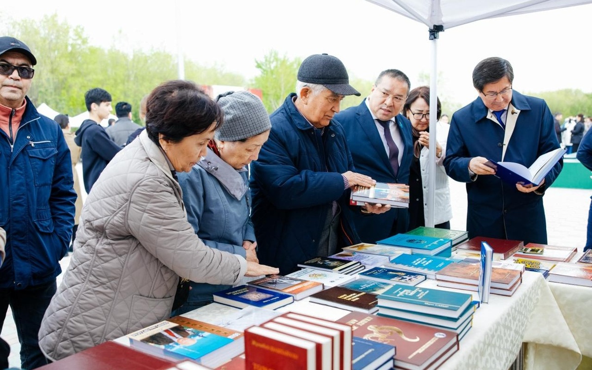 Атырауда білім саласының қызметкері мектептерге 5000 кітап сыйға тартпақ