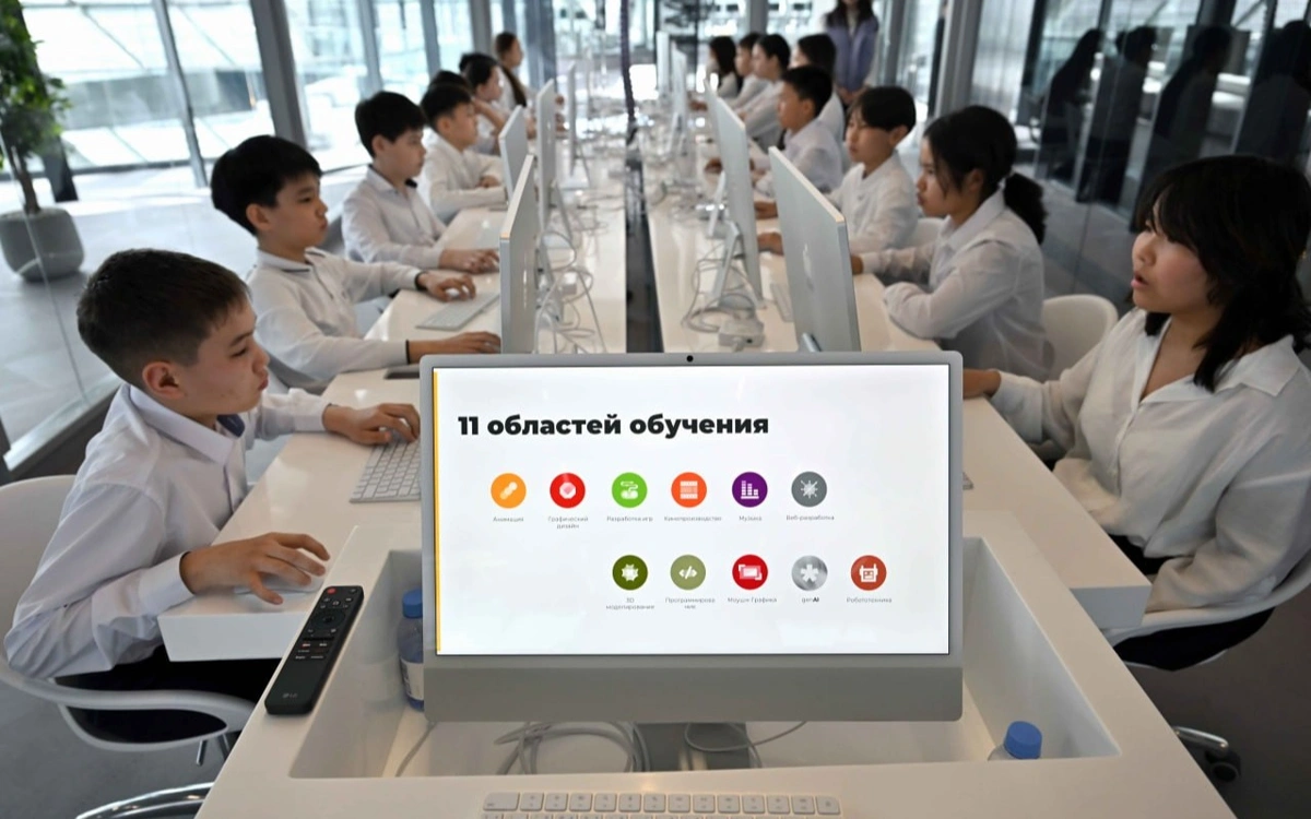 Еще одна образовательная площадка &ndash; Центр креативных технологий TUMO Astana &ndash; ориентирована на подростков от 12 до 18 лет, желающих освоить цифровые и творческие навыки Обучение осуществляется по 11 техническим и креативным направлениям, включая генеративный искусственный интеллект, программирование, разработку игр, анимацию, 3D-моделирование, робототехнику, кинопроизводство и цифровую музыку.