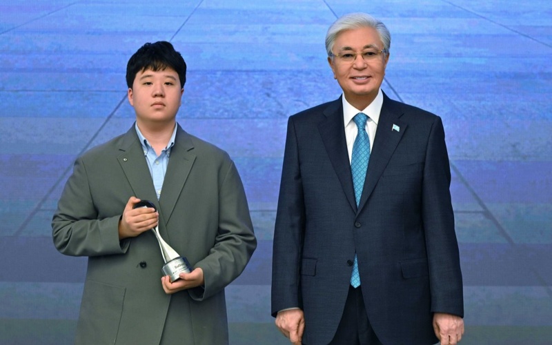 Президент наградил победителей национального конкурса alem.ai battle