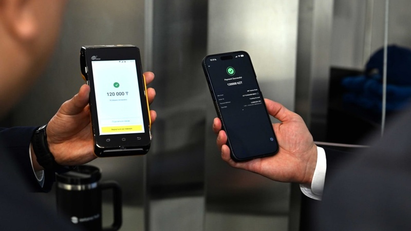 Президентке отандық алғашқы криптовалютамен төлеу үрдісі көрсетілді