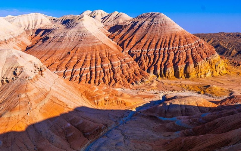 Древние вулканы, бронторетии и&nbsp;&laquo;поющие&raquo; пески: что скрывает &laquo;Алтын Эмель&raquo;