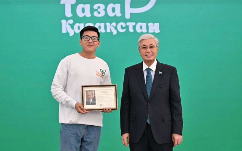 Токаев наградил группу граждан, активно участвовавших в акции &laquo;Таза Қазақстан&raquo;
