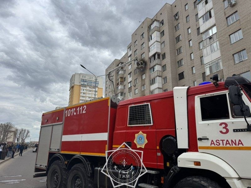 В многоэтажке Астаны вспыхнул пожар, идет эвакуация