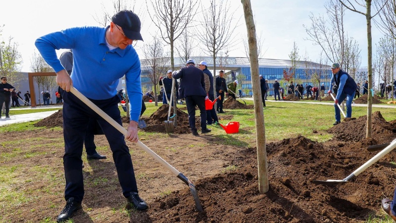 Сотрудники Аппарата Правительства приняли участие в субботнике 