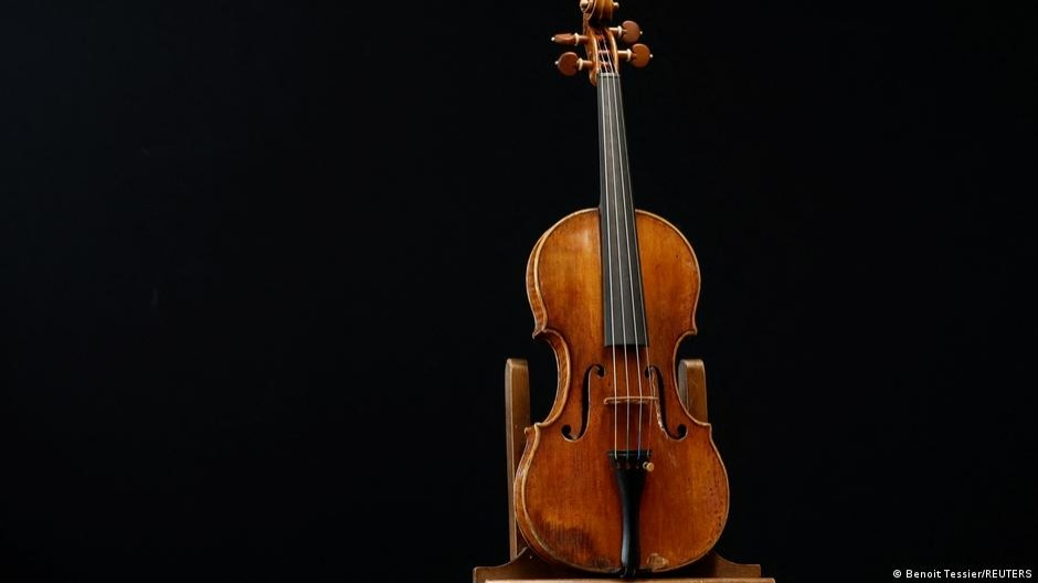 Финляндияда дирижер құны 1 млн еуро болатын скрипканы құлатып алды