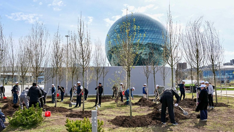 Сотрудники Аппарата Правительства приняли участие в субботнике 