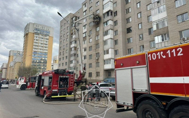 В многоэтажке Астаны вспыхнул пожар, идет эвакуация