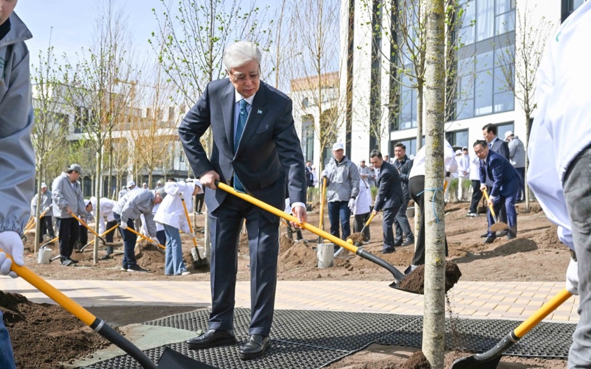 Head of State takes part in nationwide environmental campaign Taza Qazaqstan