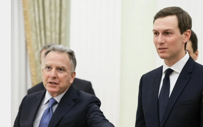 Спецпосланник президента США Стив Уиткофф (слева) и зять американского президента Джаред Кушнер  