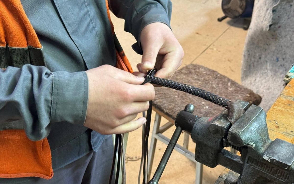 СҚО-да жазасын өтеушілер ұлттық қолөнерді меңгеріп, ат әбзелдерін жасайды