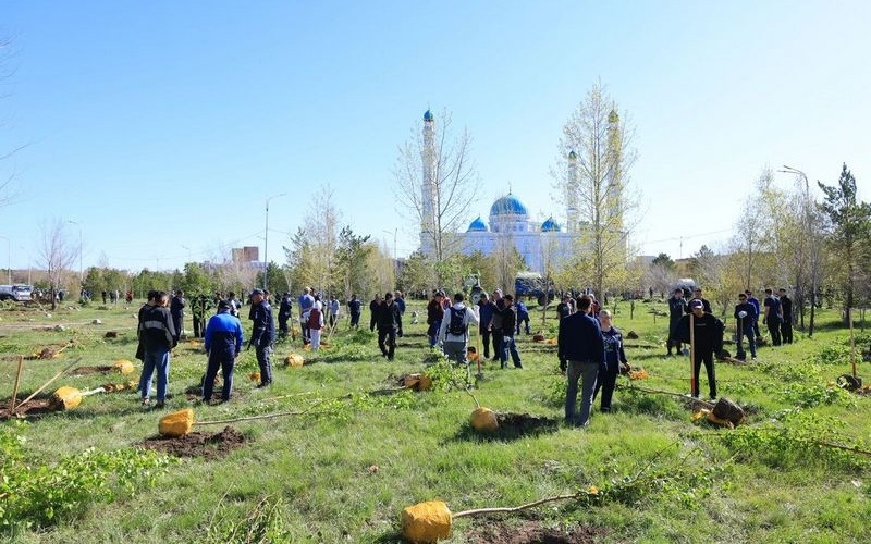 &laquo;Таза Қазақстан&raquo;: в этнопарке Караганды высадили 1500 деревьев