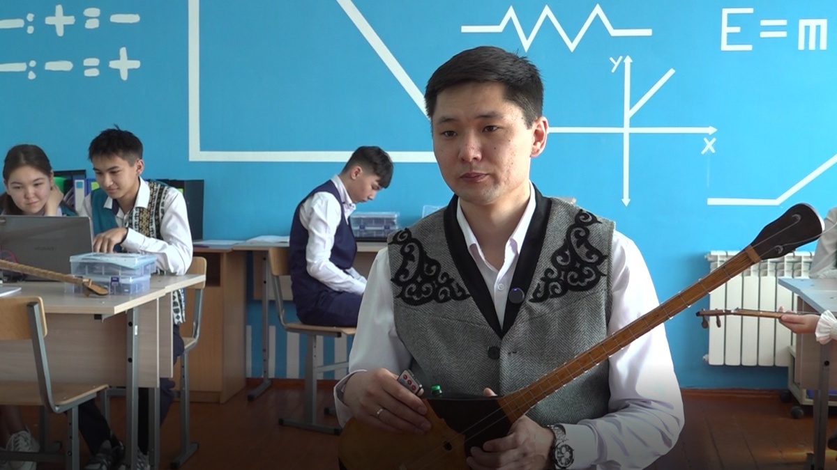 СҚО-да ауыл мұғалімі тез үйренуге мүмкіндік беретін ерекше домбыра жасады
