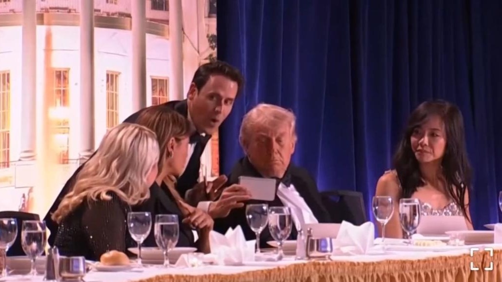 Трамп қарулы адамның ұсталғанын жариялап, кешкі асты жалғастыруды ұсынды