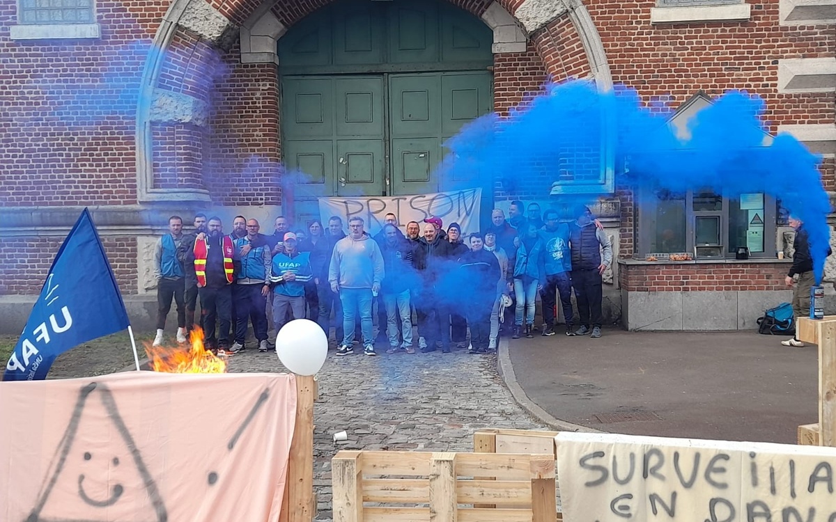 Францияда түрме қызметкерлері наразылыққа шықты