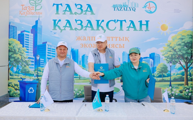 Елордада дәрігерлер, коммуналдық қызметкерлер және ұстаздар бірлесіп ағаш отырғызды