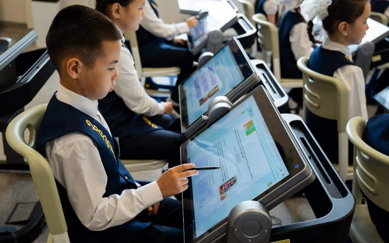 Аида Балаева ознакомилась с TopIQ Smart Class в столичной школе