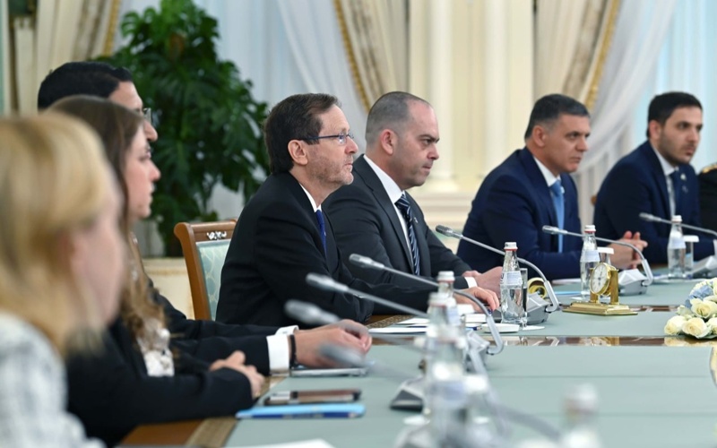 Toqaev pen Gertsog keńeıtilgen quramda kelissóz júrgizdi