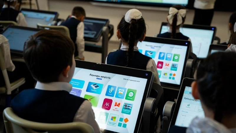 Aıda Balaeva elorda mektebindegi TopIQ Smart Class múmkindikterimen tanysty