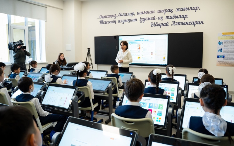 Аида Балаева ознакомилась с TopIQ Smart Class в столичной школе