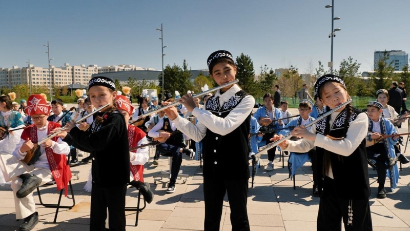 Две тысячи школьников одновременно исполнили кюй на&nbsp;площади EXPO в&nbsp;Астане