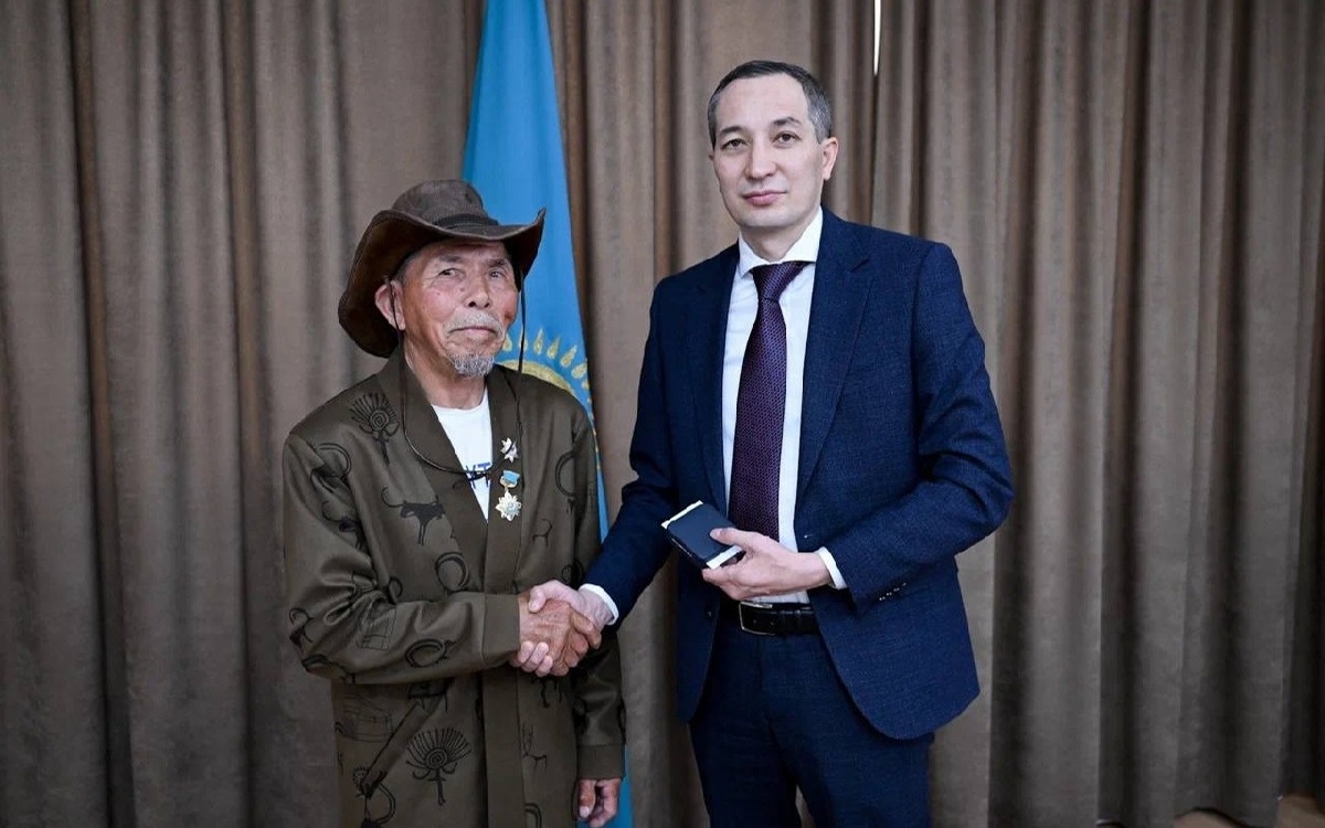 Әлемді жаяу аралау: 76 жастағы ұлытаулық саяхатшы мемлекеттік сыйлыққа ие болды