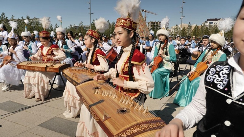 Две тысячи школьников одновременно исполнили кюй на&nbsp;площади EXPO в&nbsp;Астане
