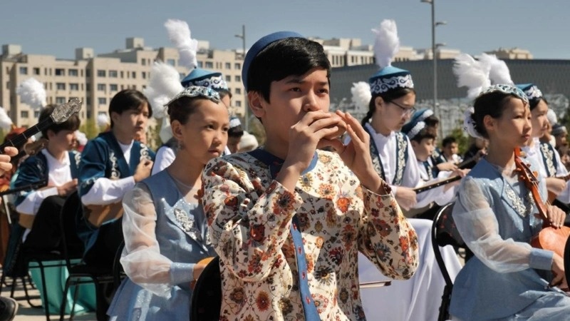 2,000 schoolchildren perform kui at EXPO International Exhibition Center in Astana