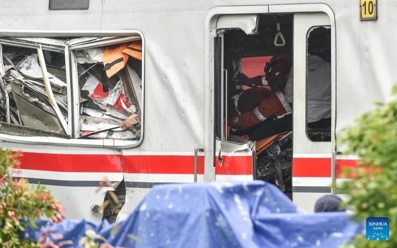 Death toll rises to 14 in Indonesia train accident, president visits victims