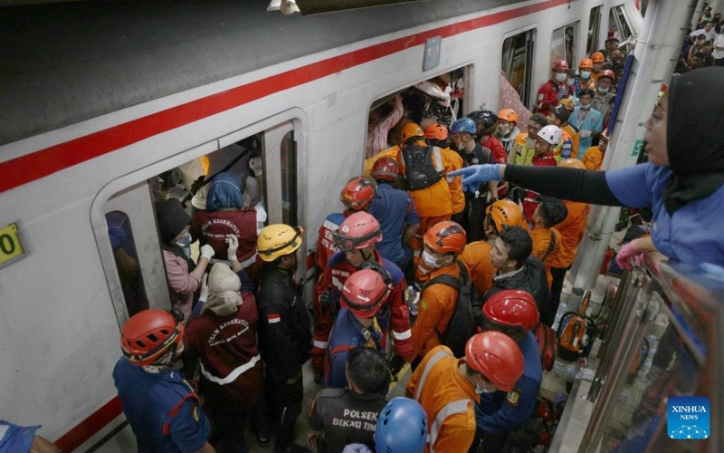 Death toll rises to 14 in Indonesia train accident, president visits victims