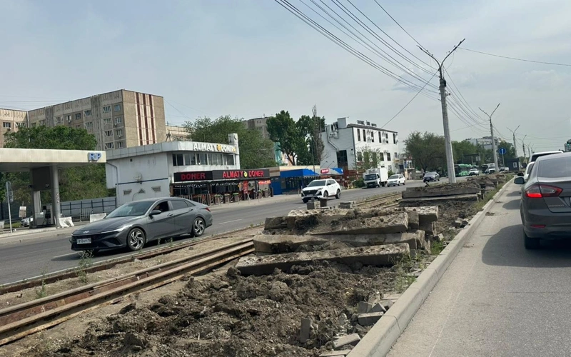 LRT qurylysyna daıyndyq: Almatyda burynǵy tramvaı relsteri alynyp jatyr
