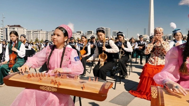 2,000 schoolchildren perform kui at EXPO International Exhibition Center in Astana