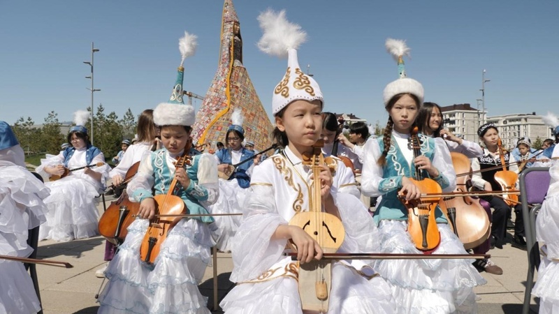 Две тысячи школьников одновременно исполнили кюй на&nbsp;площади EXPO в&nbsp;Астане