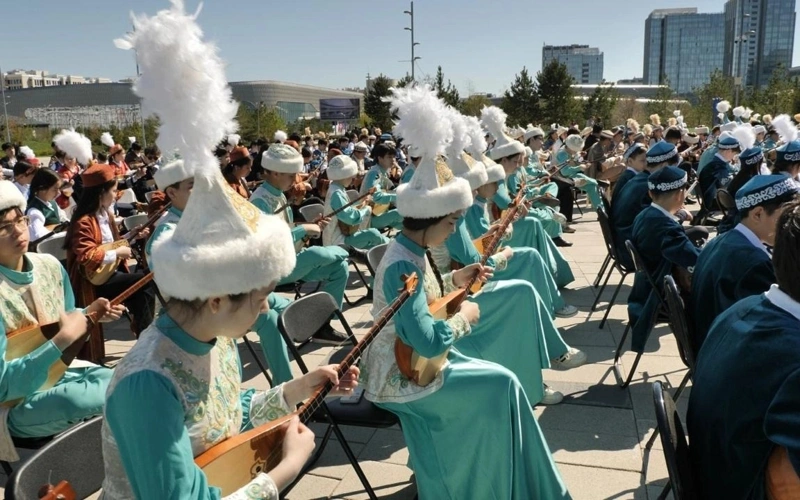 2,000 schoolchildren perform kui at EXPO International Exhibition Center in Astana