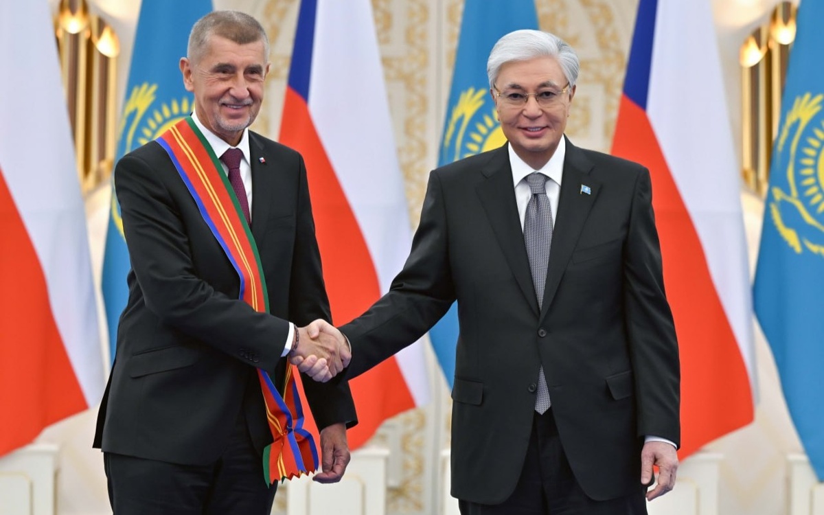 Президент Чехия Премьер-министрін І дәрежелі «Достық» орденімен марапаттады