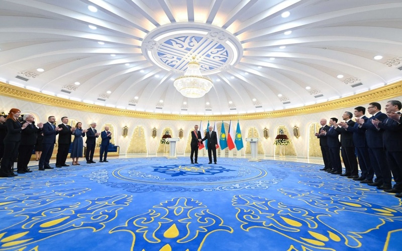 Президент Чехия Премьер-министрін І дәрежелі &laquo;Достық&raquo; орденімен марапаттады