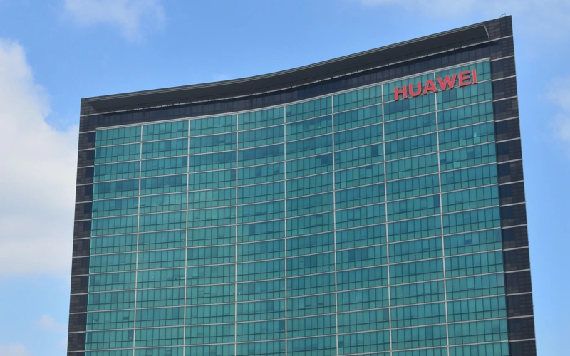 Qytaı EO-nyń Huawei jabdyqtaryna tyıym salýyna jaýap beretinin eskertti