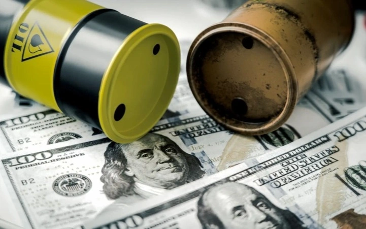 Нефть взлетела выше 120 долларов впервые с июня 2022 года