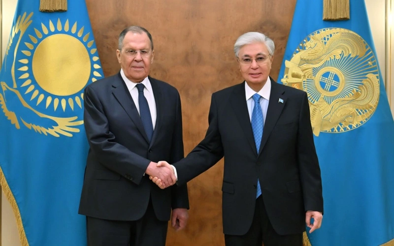 Kassym-Jomart Tokayev meets Russia’s FM Sergey Lavrov 