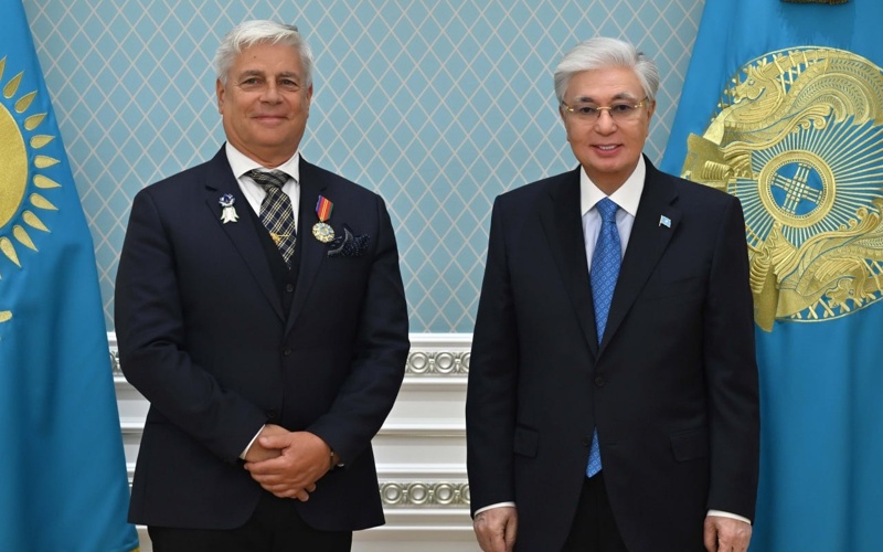 托卡耶夫总统授予雅克尔二级