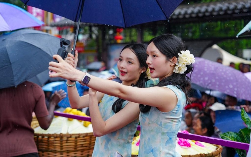 China&rsquo;s Mojiang hosts 20th International Twins Festival