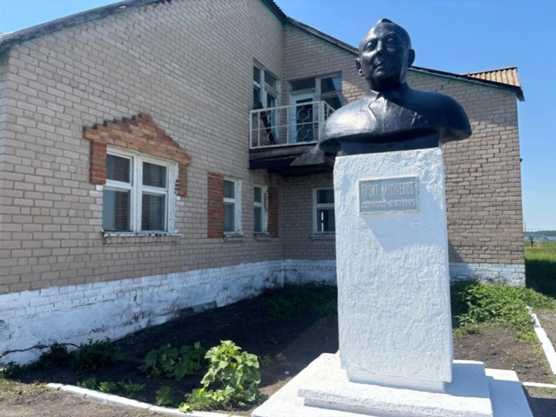 р