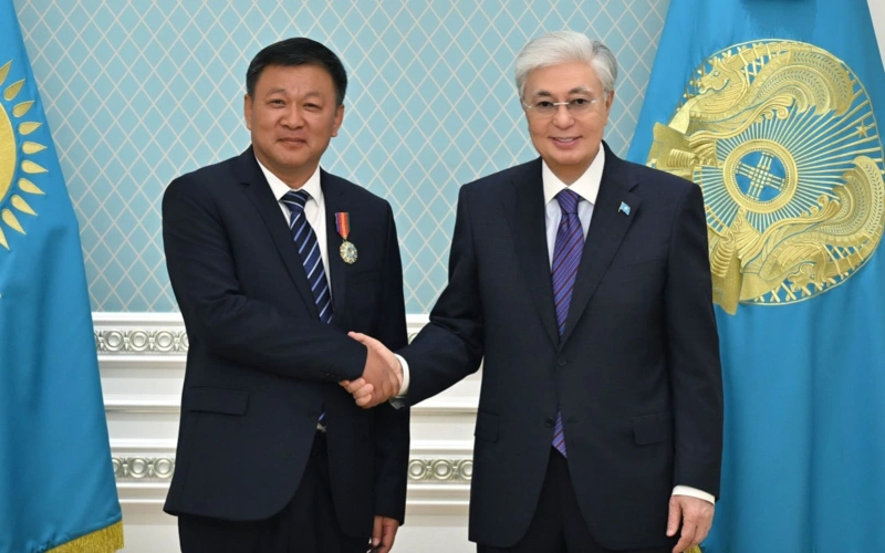 Токаев вручил орден «Достық» председателю совета директоров компании Xinjiang Lihua 