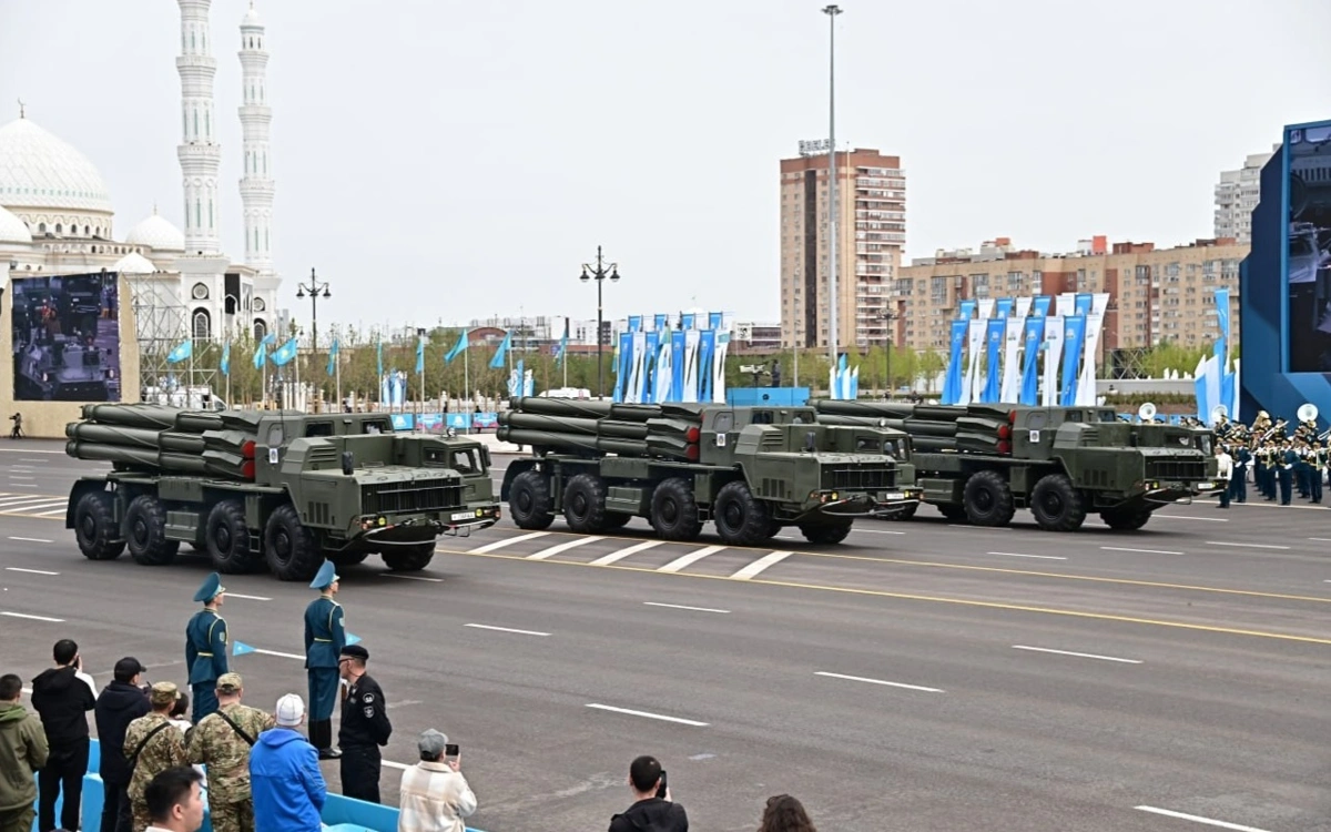 300 mm 9k58 &laquo;Smerch&raquo; dúrkindep atatyn reaktıvti júıesi