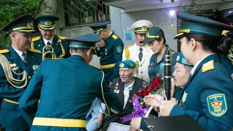 Алматы өңірлік гарнизонының әскери қызметшілері ардагер десантшыны құттықтады